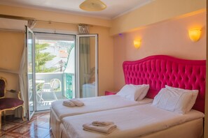 Ropa de cama de alta calidad y caja de seguridad en la habitación 