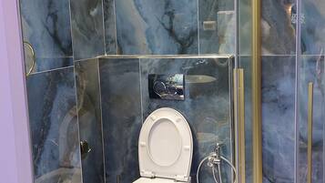 Camera tripla | Bagno | Doccia, soffione a pioggia, set di cortesia gratuito, asciugacapelli