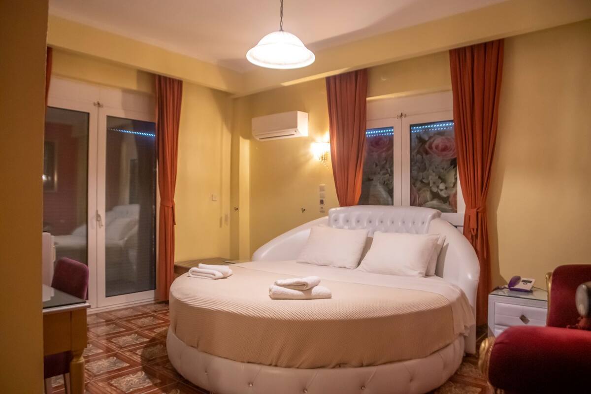 Deluxe Double Room, 1 King Bed, Sea View | Premium bedding, in-room safe, individually decorated