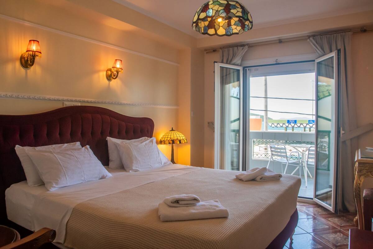 Deluxe Double Room, 1 Queen Bed | Premium bedding, in-room safe, desk, soundproofing