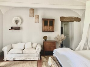 ميني بار ومكتب وواي فاي مجانًا وملاءات أسرّة