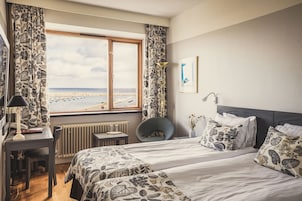 Standard Room, 2 Twin Beds, Non Smoking, Sea View | Iron/ironing board, free WiFi, bed sheets