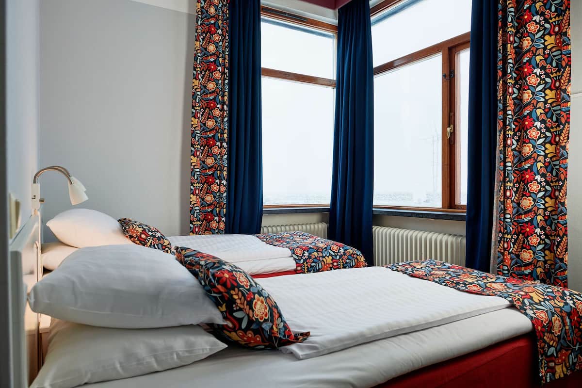 Standard Room, 2 Twin Beds, Non Smoking (Pet Friendly) | Iron/ironing board, free WiFi, bed sheets