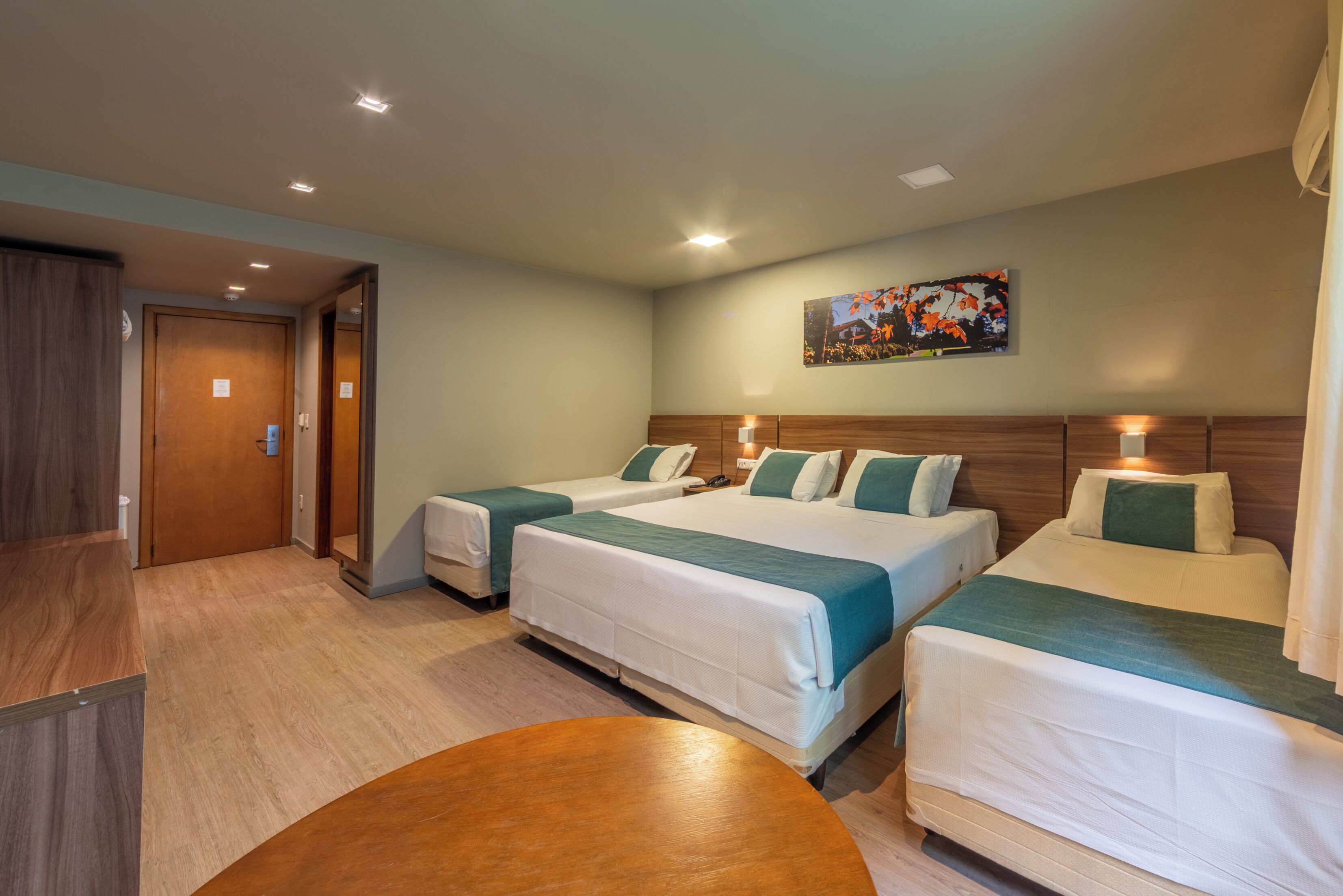 Luxury Quadruple Room | Bar mini, peti besi dalam bilik, langsir/tirai gelap terus, kalis bunyi 