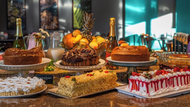 A variety of desserts on a buffet table, including cakes, pies, and a selection of fruits and beverages. - Hotel Laghetto Viale (Gramado)