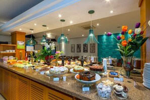 Free daily buffet breakfast - Hotel Laghetto Viale (Gramado)
