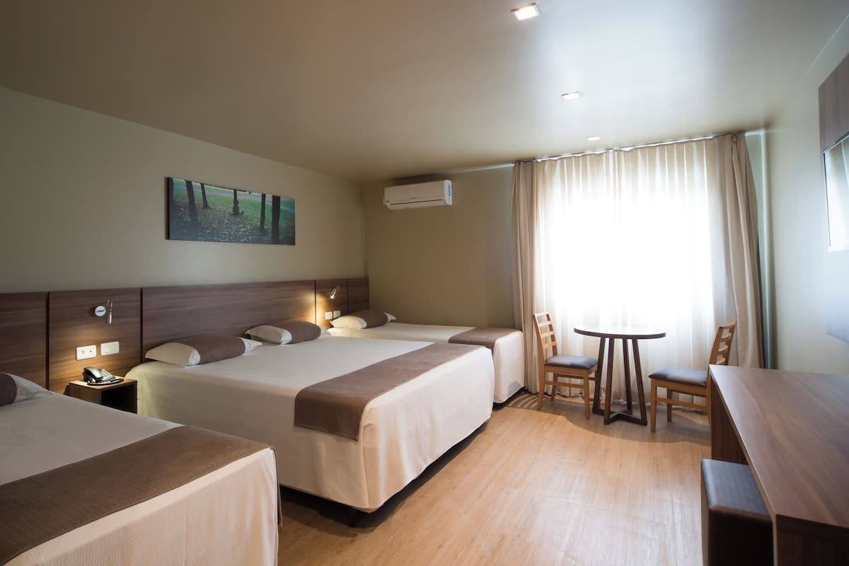 Phòng 4 Cao cấp | Minibar, két bảo mật tại phòng, màn/rèm cản sáng, phòng cách âm