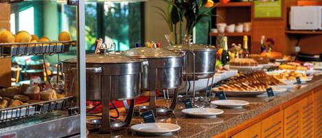 Café da manhã com buffet grátis todos os dias