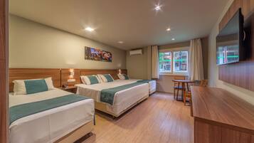 Habitación cuádruple de lujo | Minibar, caja de seguridad en la habitación y cortinas blackout