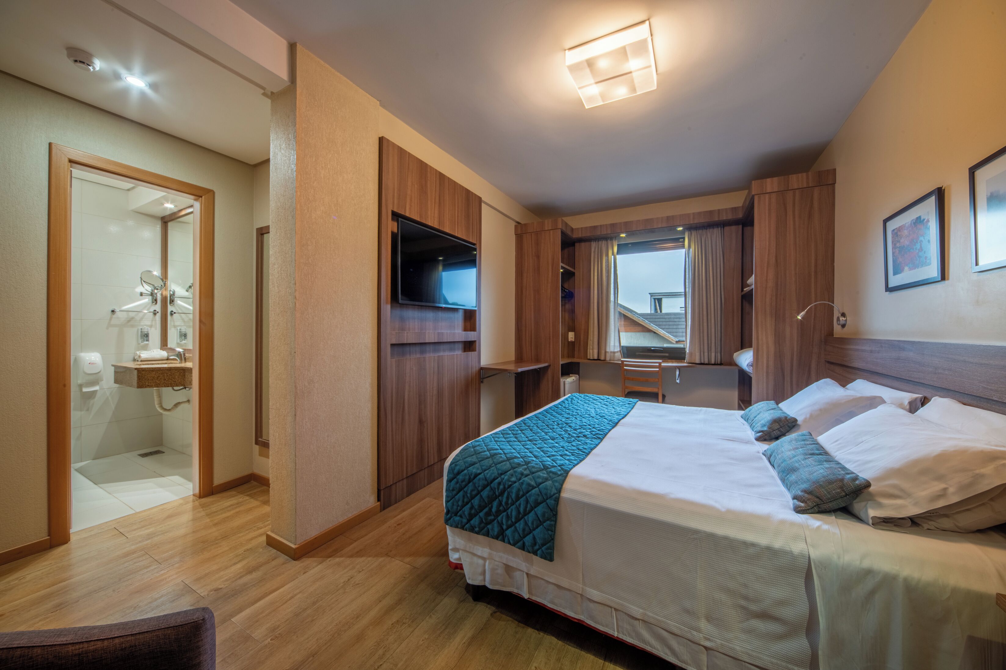 Bar mini, peti besi dalam bilik, langsir/tirai gelap terus, kalis bunyi 