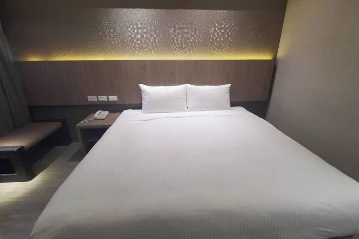 Peti besi dalam bilik, meja, kalis bunyi, seterika/papan seterika