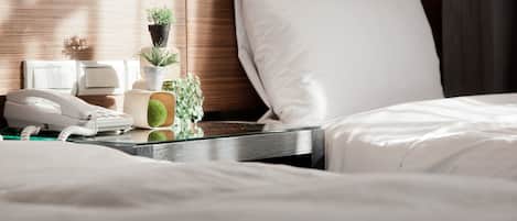 Kolmen hengen huone | Tallelokero huoneessa, työpöytä, äänieristys, silitysrauta/-lauta