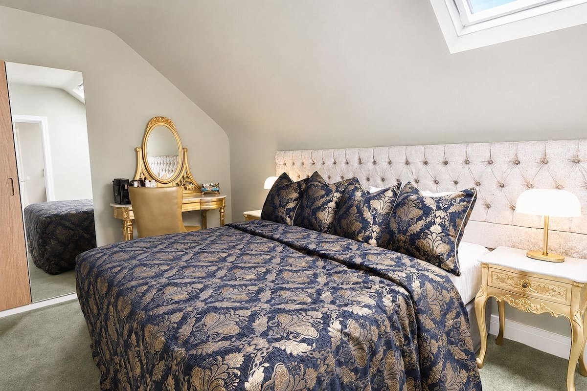 Loft Cosy Double Room | Iron/ironing board, WiFi (surcharge), bed sheets