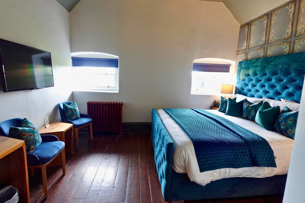 Iron/ironing board, WiFi (surcharge), bed sheets