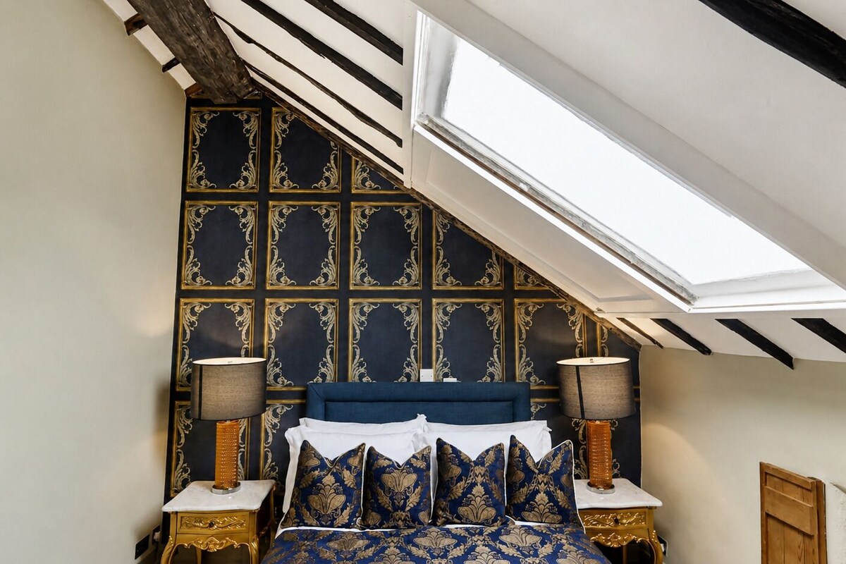 Family Quadruple Room | Premium bedding, iron/ironing board, WiFi (free), bed sheets