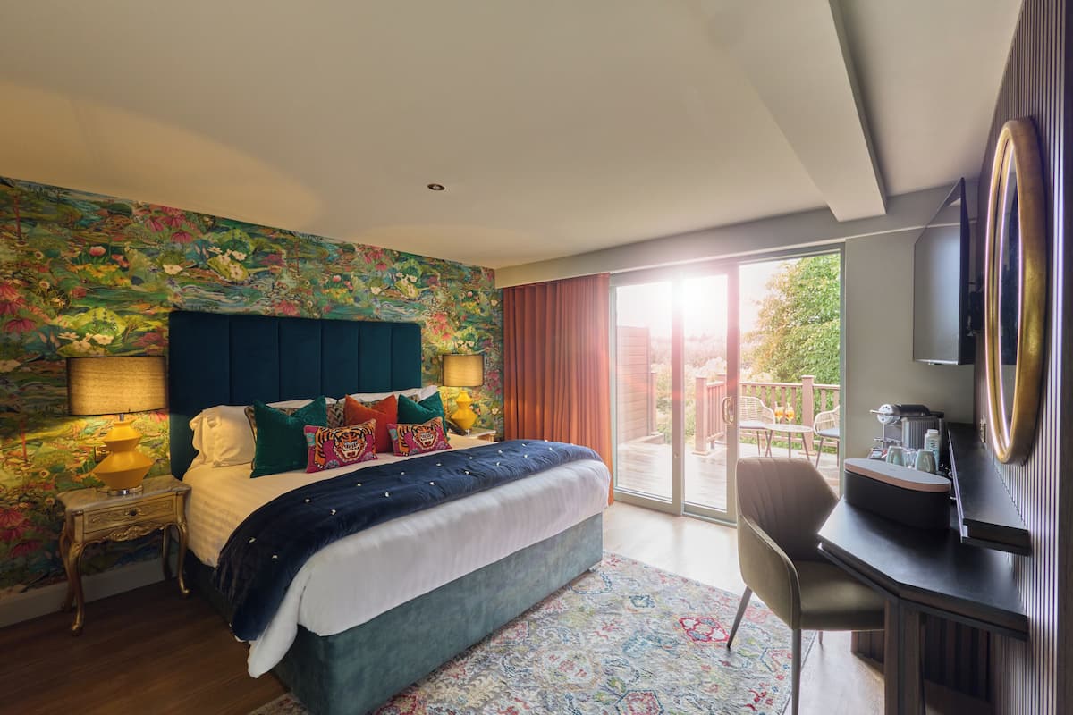 Junior Suite | Iron/ironing board, WiFi (surcharge), bed sheets