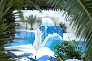Piscine extérieure (ouverte en saison), parasols de plage