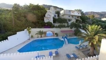 Alberca al aire libre por temporada y sombrillas en la alberca