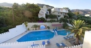 Seasonal outdoor pool, pool umbrellas, pool loungers - Achlia Hotel (Ierapetra)