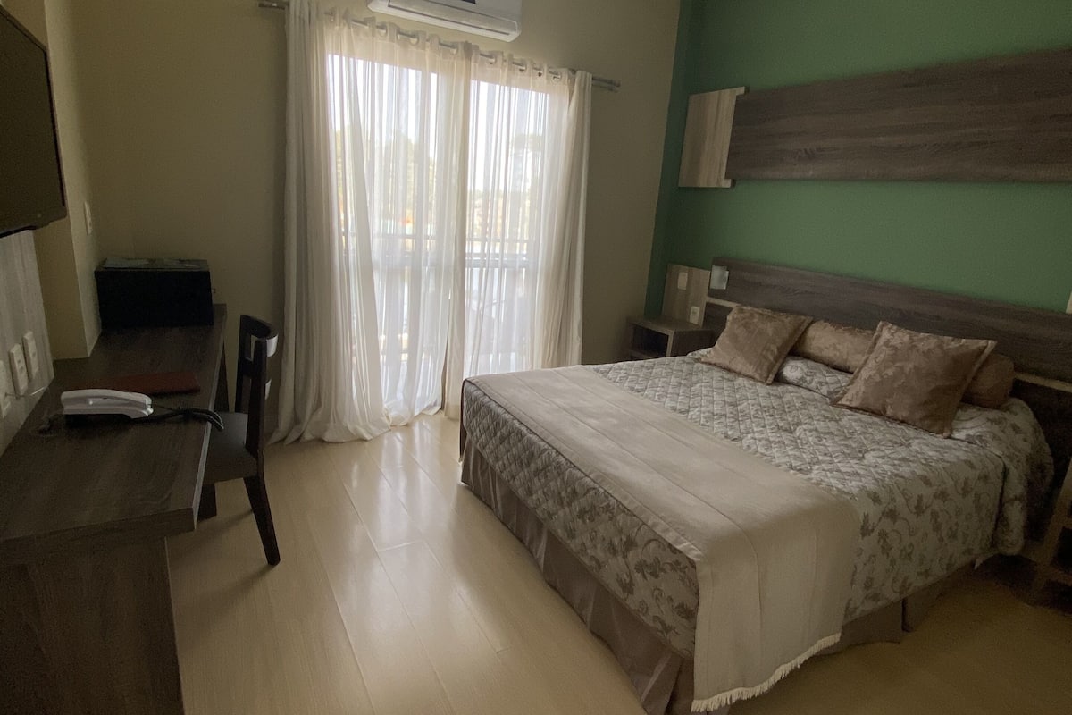 Ein Schlafzimmer mit einem Bett, einem Schreibtisch und einem Stuhl.