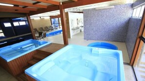 A spa area with two hot tubs and a pool. - Sky Ville Gramado Hotel (Gramado)