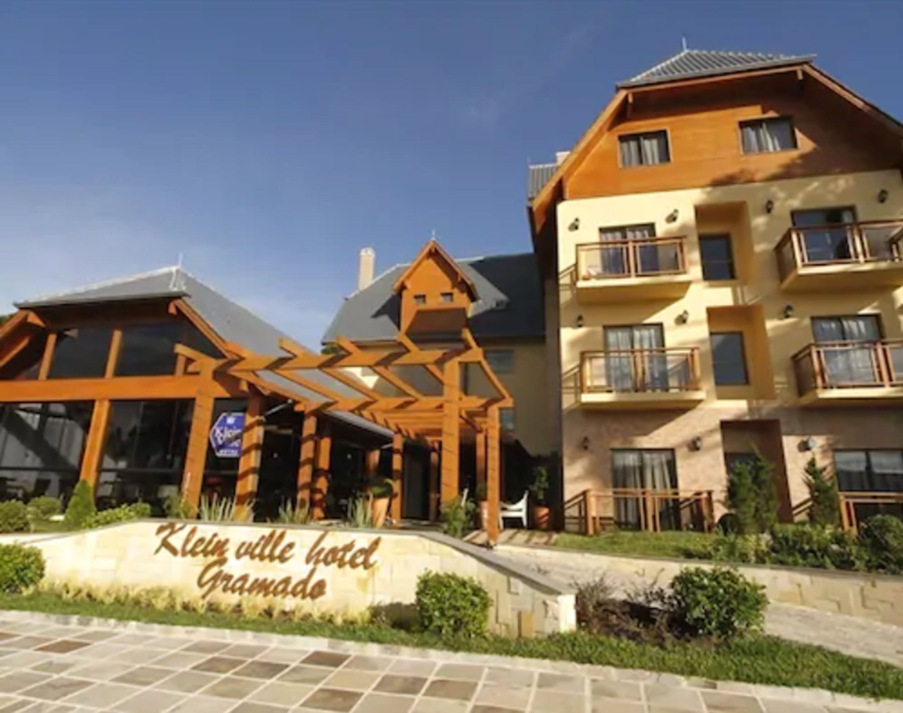 Ein Hotel Eingang mit einem Schild, auf dem 'Kleinville Hotel Gramado' steht.