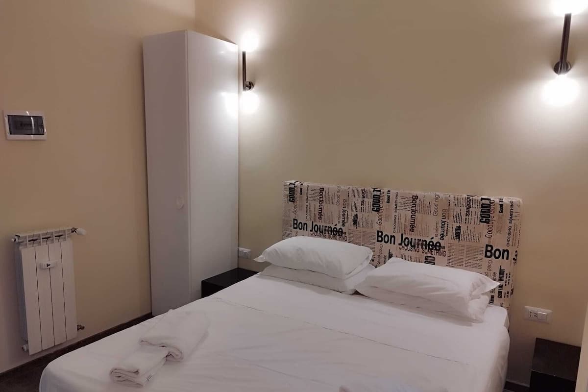 Caja de seguridad en la habitación y escritorio