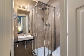 Dusche, Regendusche, Haartrockner, Handtücher