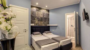 Zimmersafe, Schreibtisch, laptopgeeigneter Arbeitsplatz