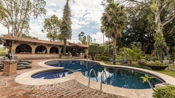 Serviço de café da manhã, almoço, jantar; vistas para a piscina