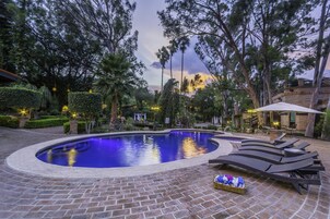 Una piscina al aire libre, tumbonas