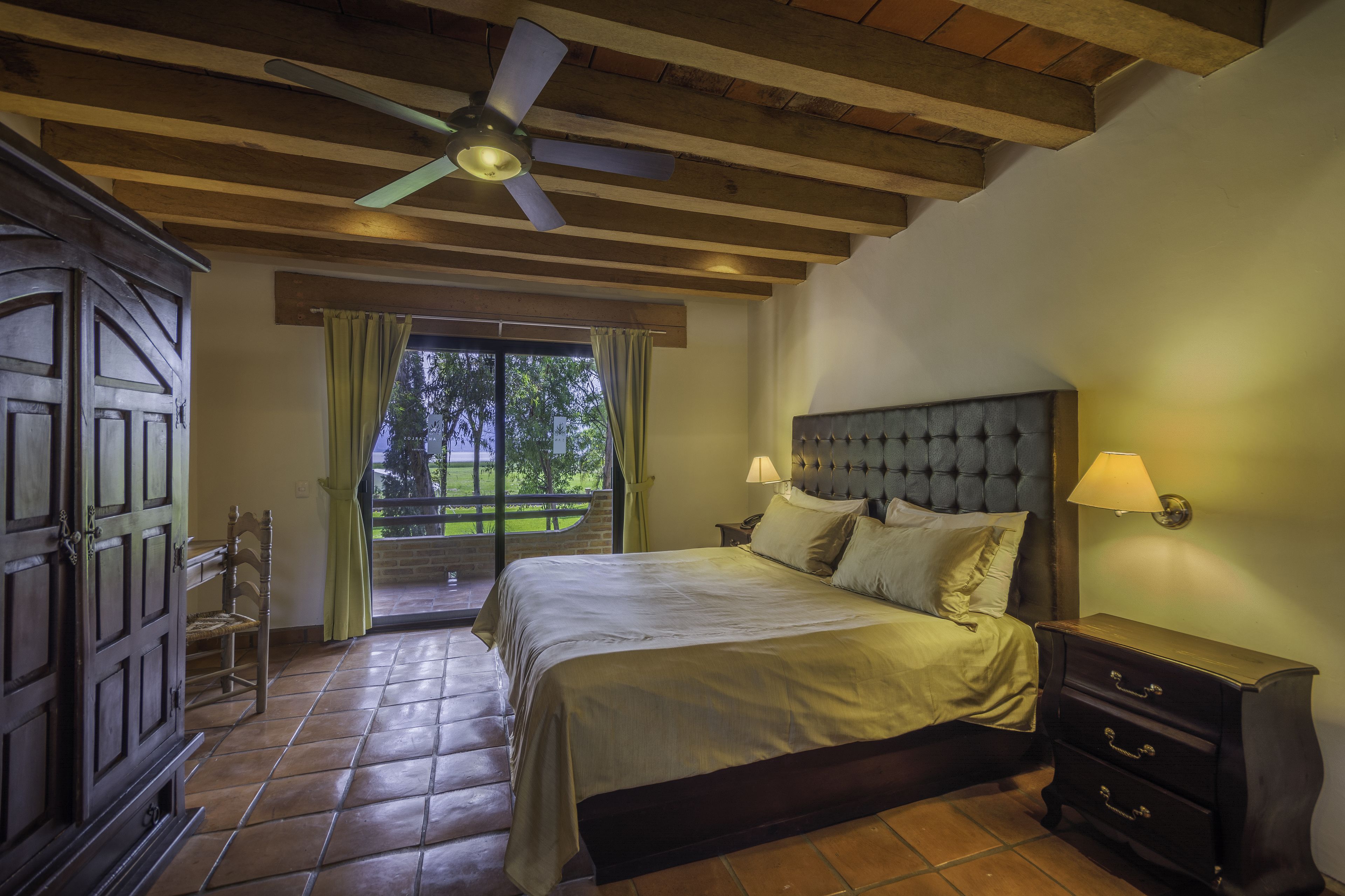 Caja de seguridad en la habitación y cortinas blackout 