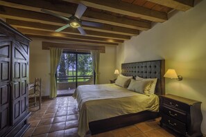 Superior Room with Garden View | Värdeförvaringsskåp på rummet och mörkläggningsgardiner