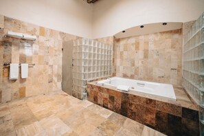 Superior-Zimmer, 1 King-Bett, Whirlpool | Badezimmer | Designer-Toilettenartikel, Haartrockner, Handtücher, Seife