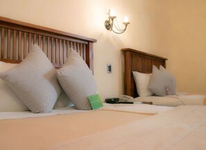 Ropa de cama de alta calidad y caja de seguridad en la habitación 