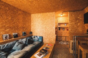 Superkiste by Dreimeta | Hypo-allergenic bedding, in-room safe, soundproofing, iron/ironing board - Superbude St. Georg (Hamburg)