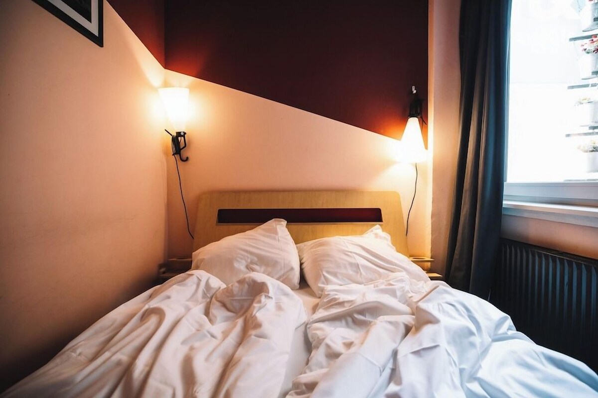 Ropa de cama hipoalergénica y caja de seguridad en la habitación 