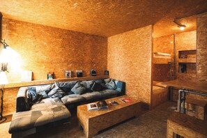 Superkiste by Dreimeta | Allergikerbettwaren, Zimmersafe, schallisolierte Zimmer