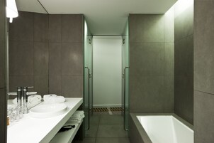 Suite familiar (2 Adults + 2 Children) | Baño | Artículos de higiene personal gratuitos, secador de pelo y albornoces