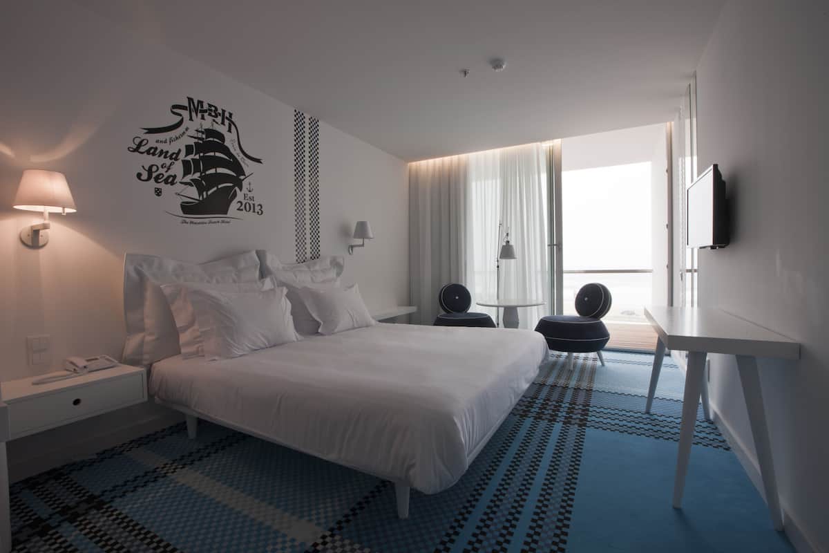 Deluxe Double or Twin Room | Minibar, in-room safe, desk, soundproofing