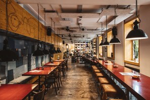 Desayuno buffet diario (EUR 16 por persona)