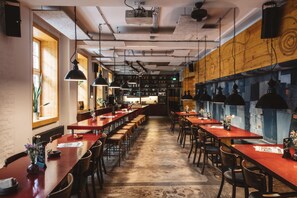 每日付費供應吃到飽自助式早餐