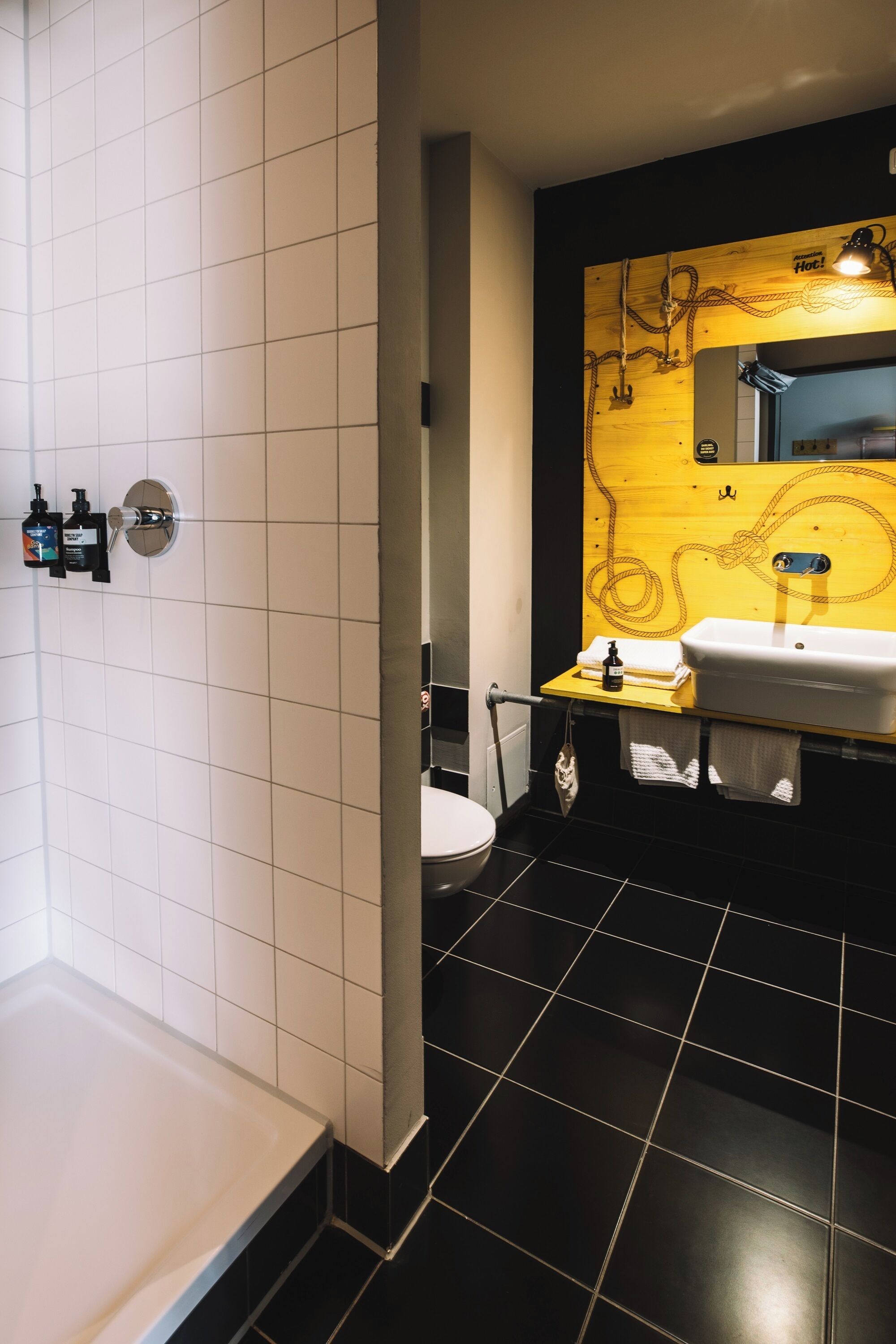 Habitación básica doble | Baño | Secador de pelo, toallas, jabón y champú