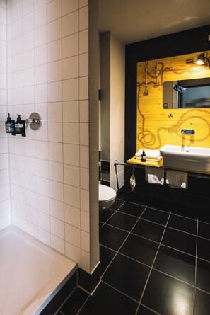 Eenvoudige tweepersoonskamer | Badkamer | Een haardroger, handdoeken, zeep, shampoo