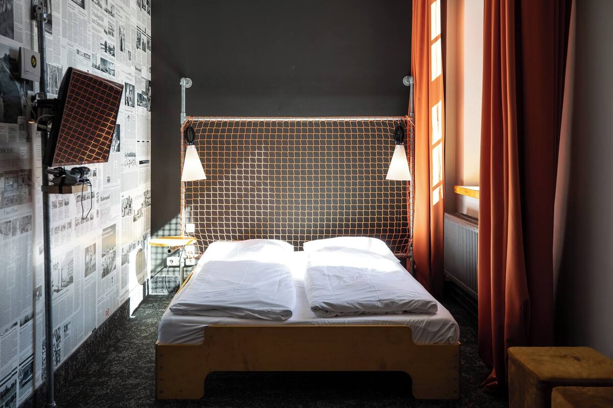 Six-bed Room | Premium bedding, blackout drapes, soundproofing