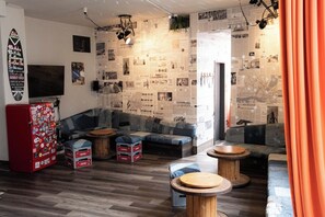  Rockstarsuite  | Premium bedding, blackout curtains, soundproofing, iron/ironing board - Superbude St. Pauli (Hamburg)