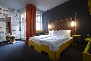 Triple Room | Premium bedding, blackout curtains, soundproofing, iron/ironing board - Superbude St. Pauli (Hamburg)