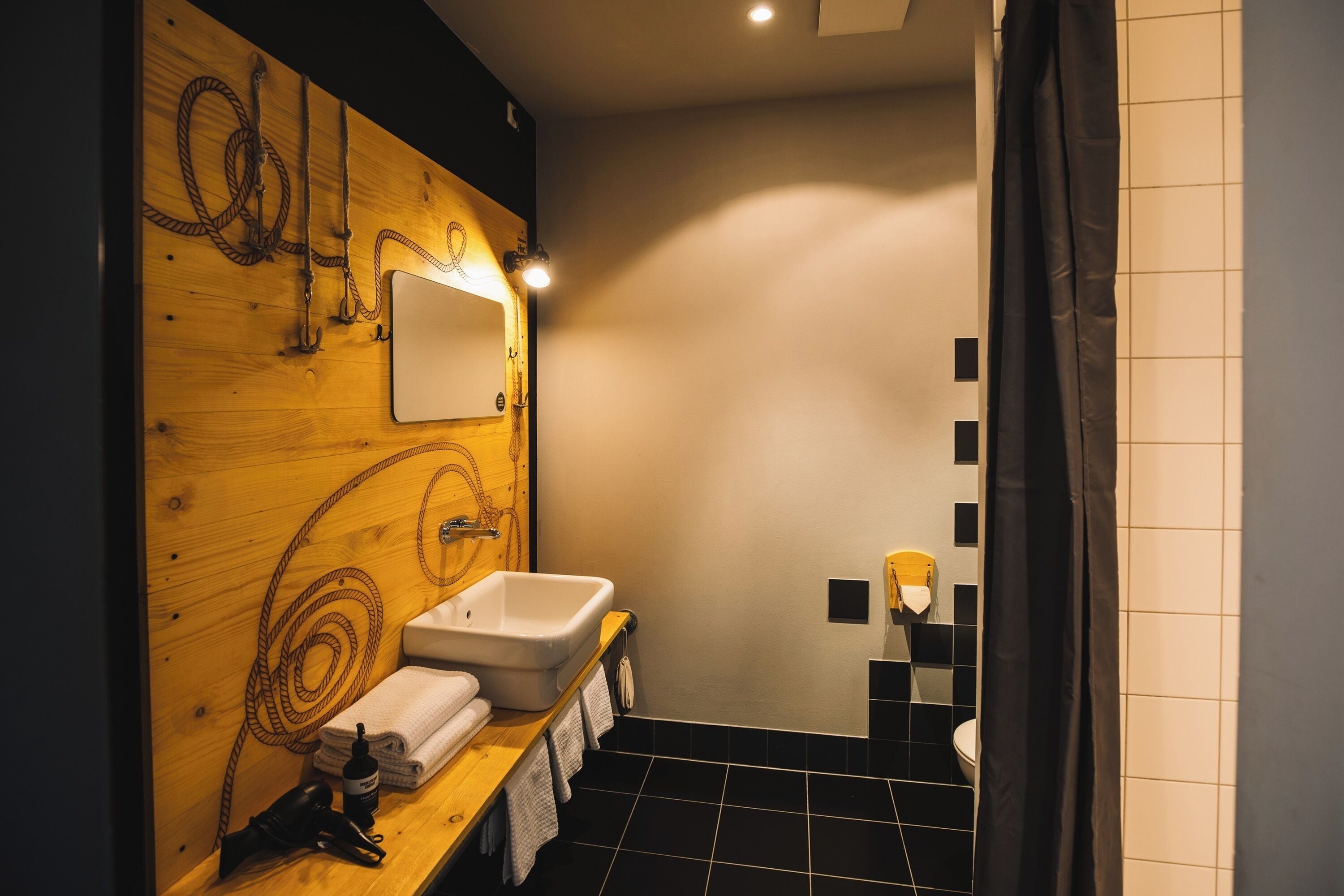 triple room | bathroom | hair dryer, towels, soap, shampoo