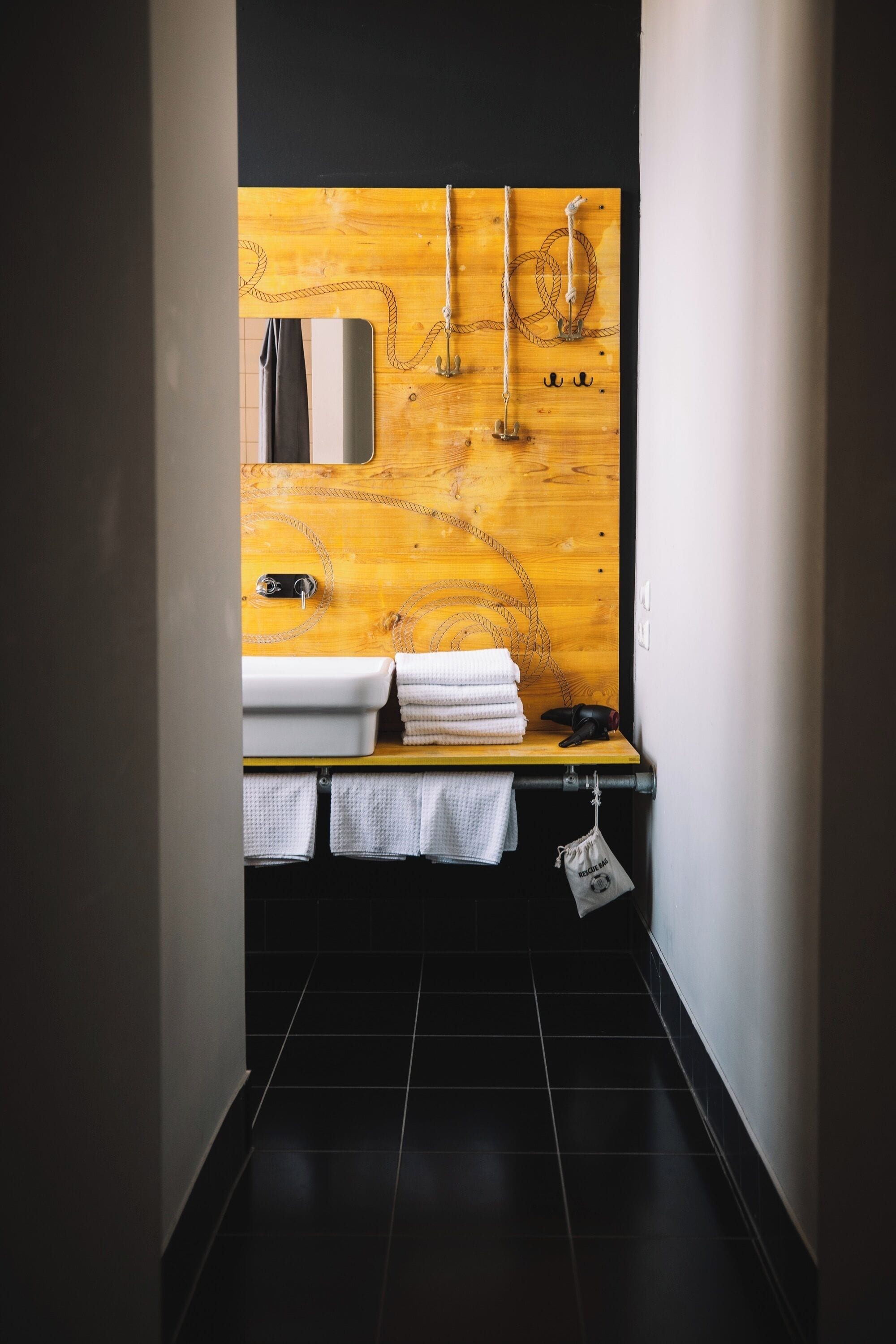 fivebedroom  | bathroom | hair dryer, towels, soap, shampoo