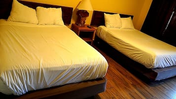 Tweepersoonskamer | Luxe beddengoed, bedden met traagschuimmatrassen